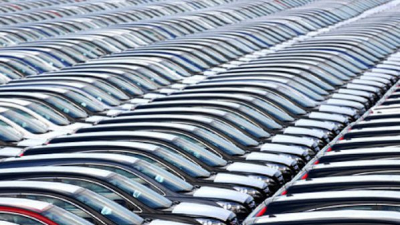Продажбите на коли паднаха с 8%