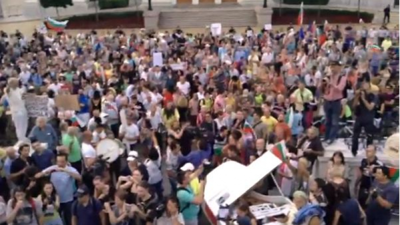 Бяло пиано посрещна протестиращите пред Народното събрание