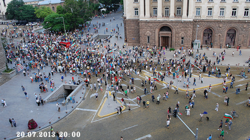 Протестът в 38-ия ден приключи пред парламента (СНИМКИ)
