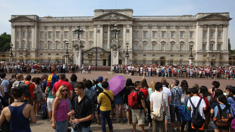 Паника в Бъкингамския дворец: Кралица Елизабет II напусна по спешност палата!
