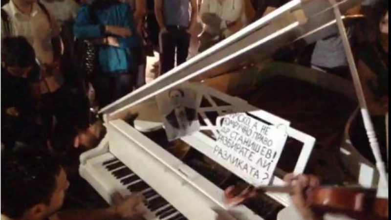Цигулка приглася на бялото пиано пред парламента