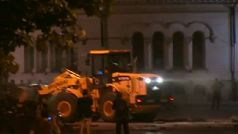 Фадрома разчиства барикадите до парламента
