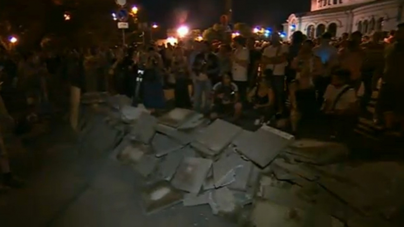 Протестиращите вдигат стена от бетонни плочки на &quot;Оборище&quot; 