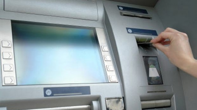 Брюксел сваля таксите при използване на банковите карти 