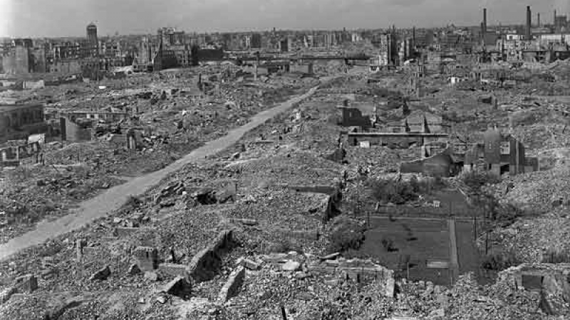 25.7.1943 г.: Започва англо-американската въздушна операция „Гомор”, разрушила Хамбург до основи