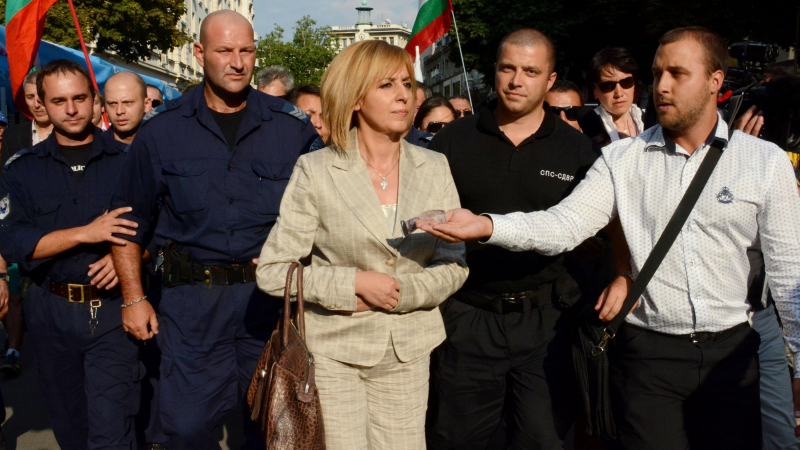 Заклещиха Мая Манолова пред Партийния дом (СНИМКИ)
