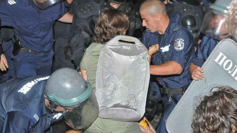 Полицията със заповед да бута, а не да бие протестиращите