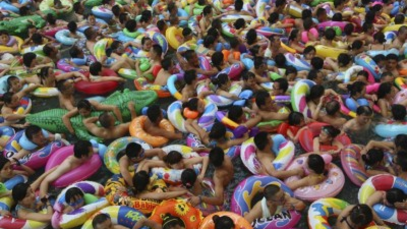 Колко китайци се събират в един басейн - 15 000!