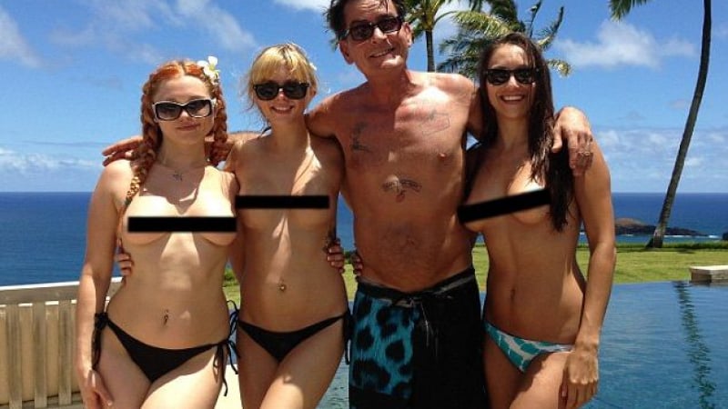 А, така! Чарли Шийн позира с три жени по голи гърди за снимка (СНИМКИ)