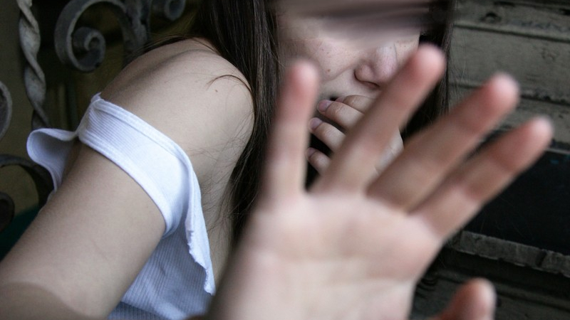 Невръстни изроди изнасилиха 9-годишна с четка за коса 