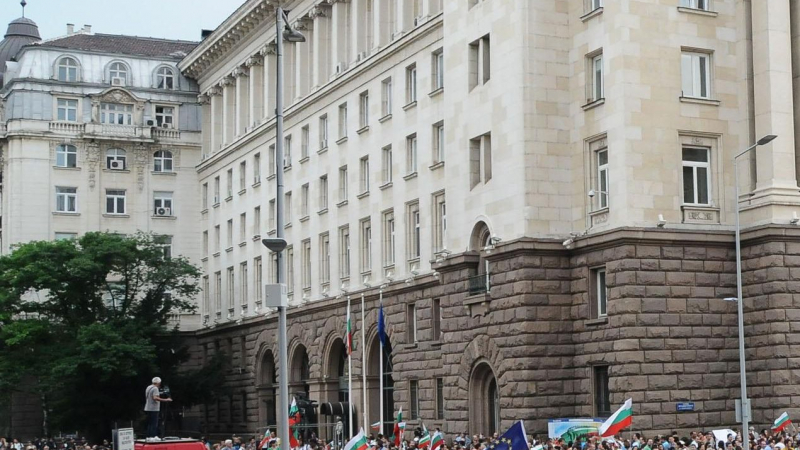 Протест под прозорците на Плевнелиев: Българските граждани не хапят