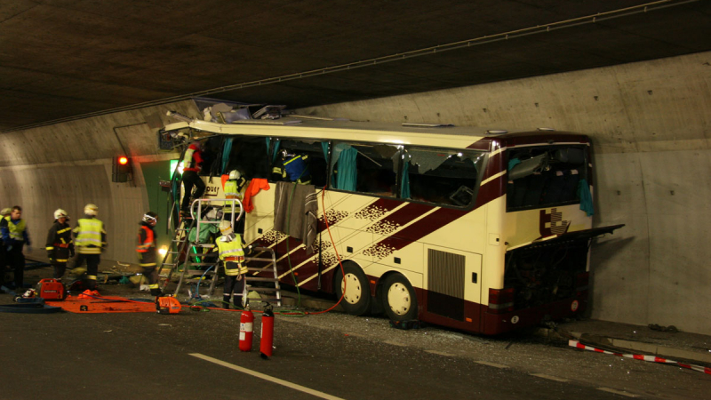 Аварирал автобус запуши тунел &quot;Топли дол&quot;