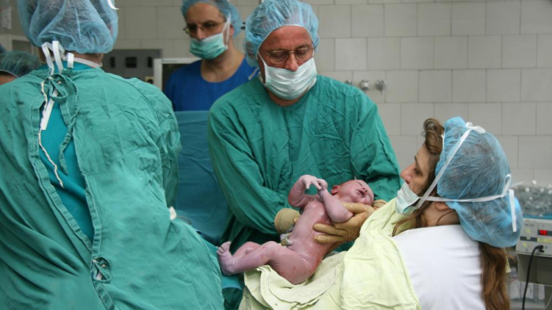 Медици от две болници обединиха усилия и спасиха живота на родилка с малформация и бебето й