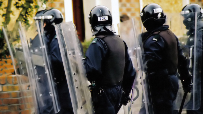 56 полицаи са ранени при сблъсъците в Белфаст