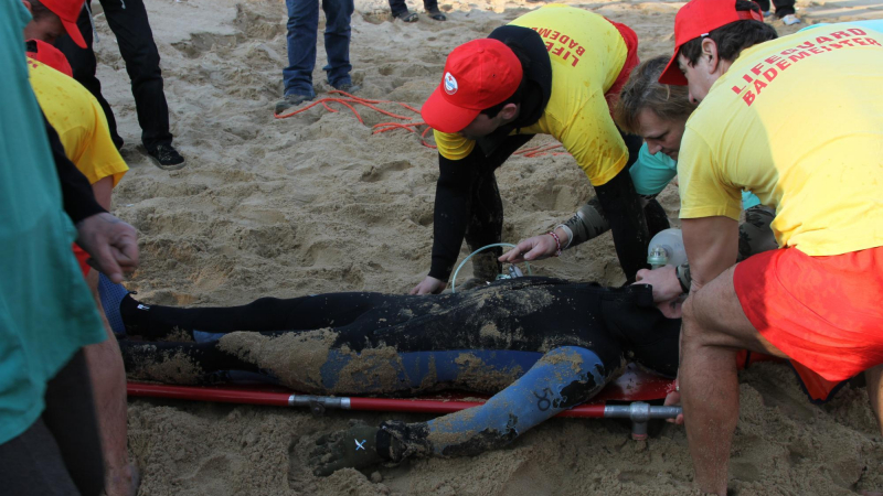 ЕКСКЛУЗИВНО И ПЪРВО В БЛИЦ: Един удавен и седем оцелели са извадени от чудовищни вълни на плажа на Камчия!