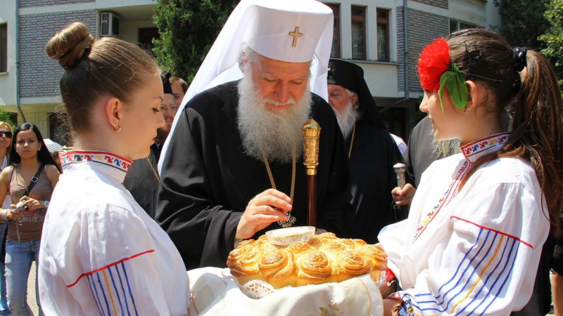 Посрещат с блажно патриарх Неофит в Троянския манастир