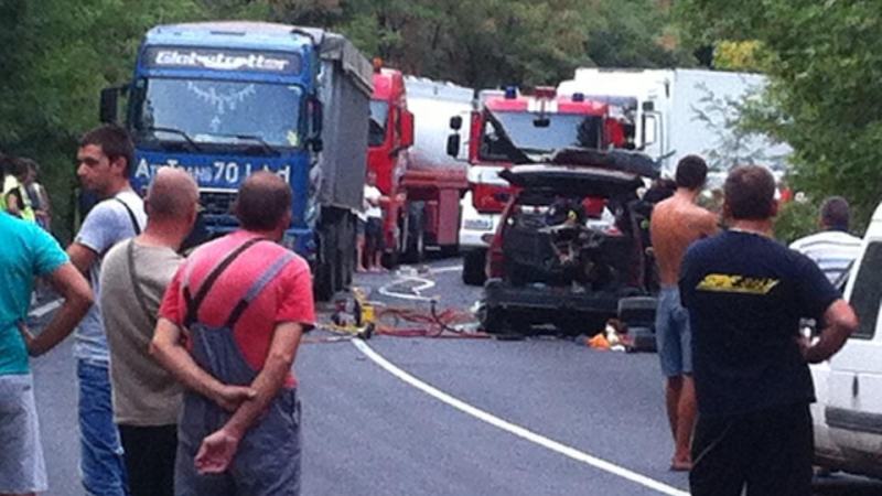 Четирима загинали при зверската катастрофата между ТИР и автомобил 