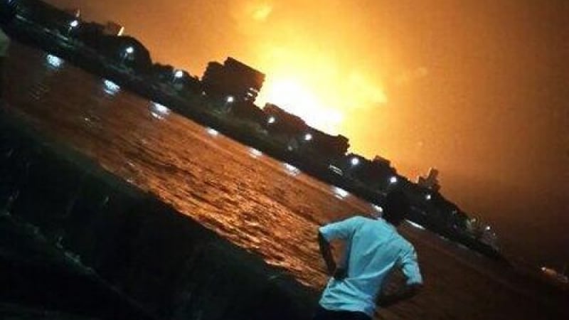 Индийска подводница се взриви в пристанището на Мумбай (ВИДЕО)