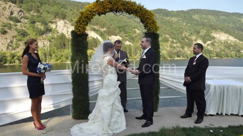 Перничанка се венча за ерген от Дубай на Панчаревското езеро
