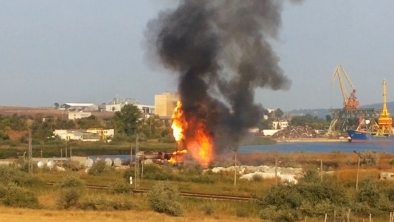 БЛИЦ TV: Ужас и паника след взрива в петролната база край Варна