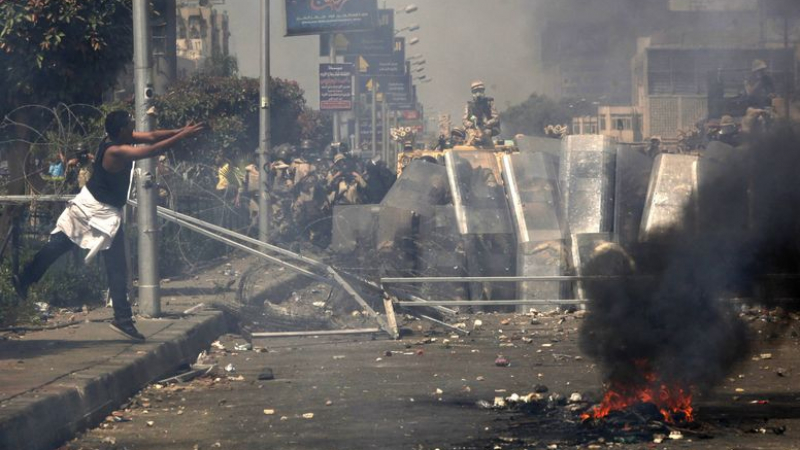Леенето на кръв не спира в Египет: Убити са най-малко 270 цивилни и полицаи