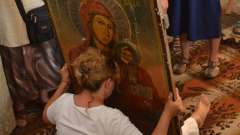 Успение Богородично: Чудодейна икона заигра мистично в ръцете на вярваща в Ивайловград