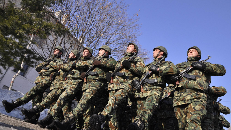Команда „Полу-наляво” за Българската армия