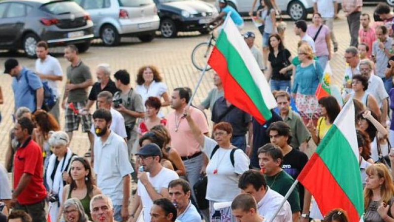 Шаш в София: Протестиращите съзряха, че идат отнейде 100 автобуса с провинциални фенове на Орешарски