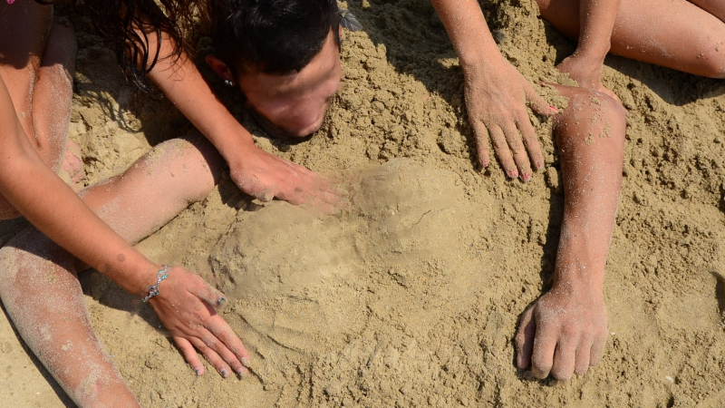 Погребаха живо 12-годишно момче на плажа в Приморско