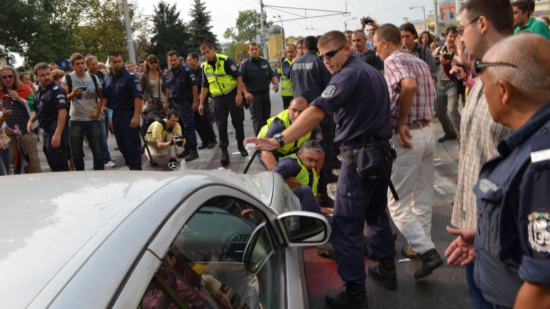 Депутатски шофьор прегази крака на полицай със служебния &quot;Мерцедес&quot; (СНИМКА)