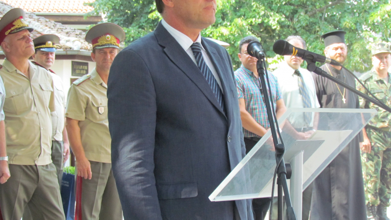 Военният министър накоха Плевнелиев и в Карлово 