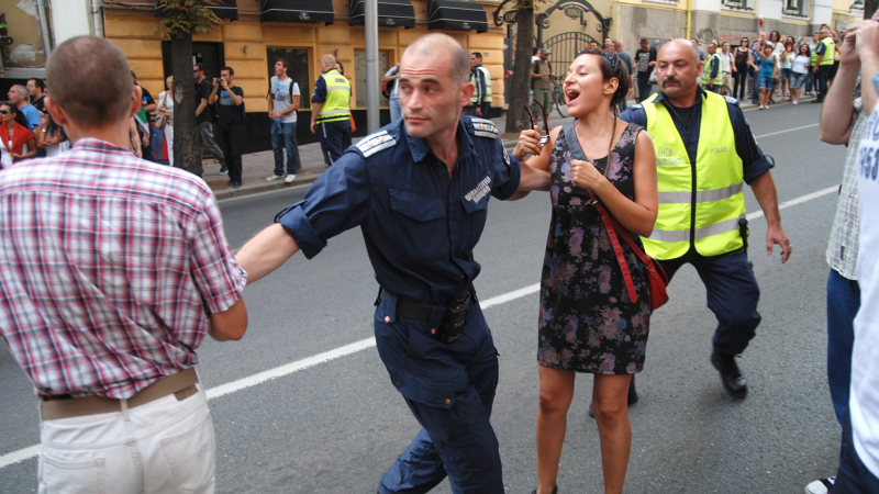 Полицията проби коридор за безопасно изтегляне на депутатите