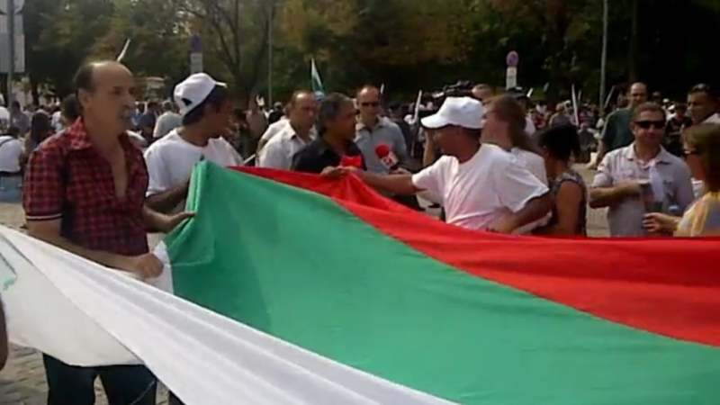 БЛИЦ TV: Роми обградиха контрапротеста с огромно българско знаме