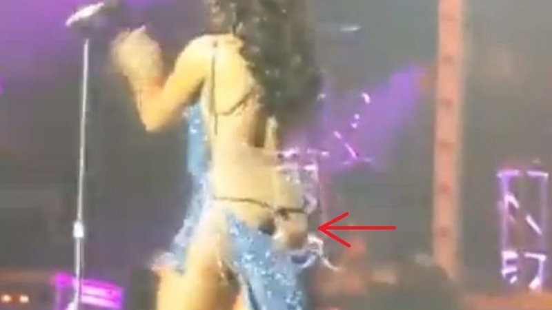 Тони Бракстън предадена от рокля, лъсна голо дупе по време на концерт (ВИДЕО)