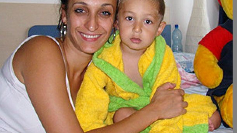 Млада майка с рак на стомаха сама отглежда 4-годишния си син