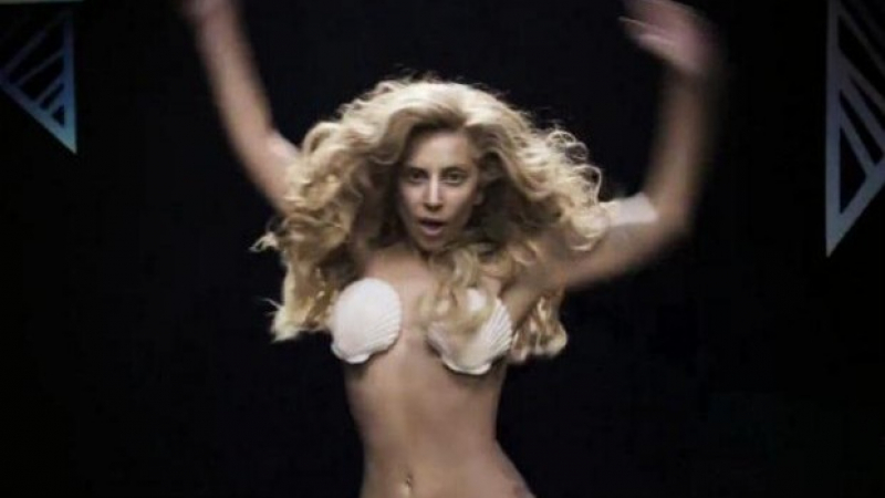 Лейди Гага гола и дива в новия си клип (ВИДЕО)