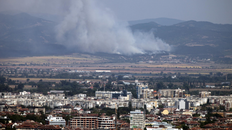 Страшен пожар до София, огънят се вихри край дворове и къщи!