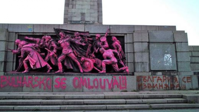 Русия размаха пръст заради вандализма в София