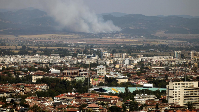 Хеликоптери гасят пожара край София с вода от Чепинци