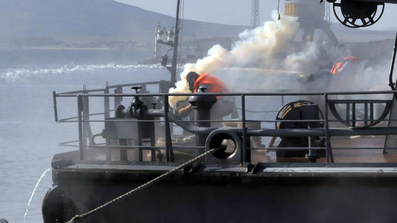Кораб с 9 сирийци горя на пристанището в Бургас