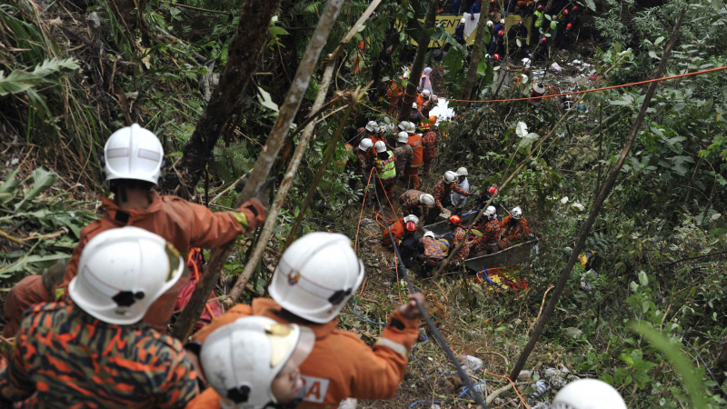 37 станаха жертвите на автобусната катастрофа в Малайзия