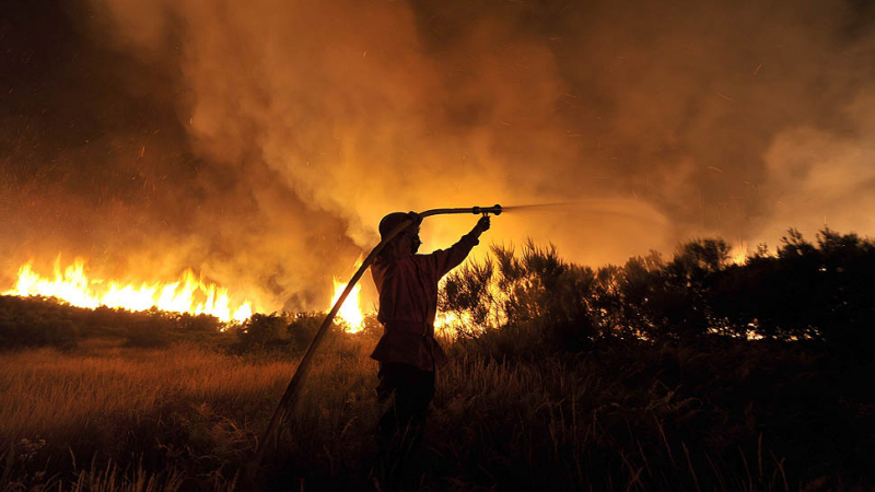 Огнен ад мори Португалия, изпепели пожарникар (ВИДЕО)