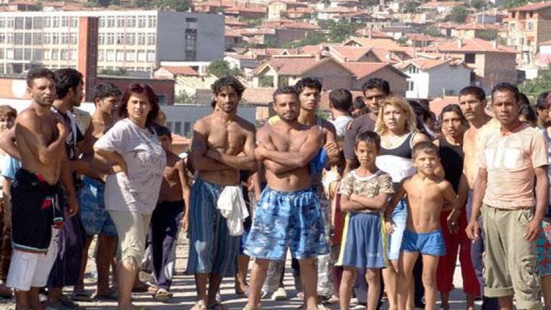 Екшън в Петричко: Роми се млатят със саби и ножове