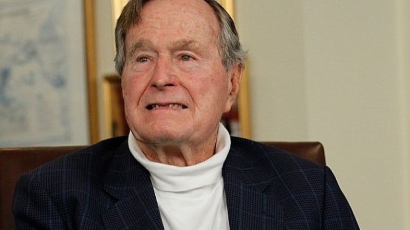 Джордж Буш-старши е приет по спешност в болница!