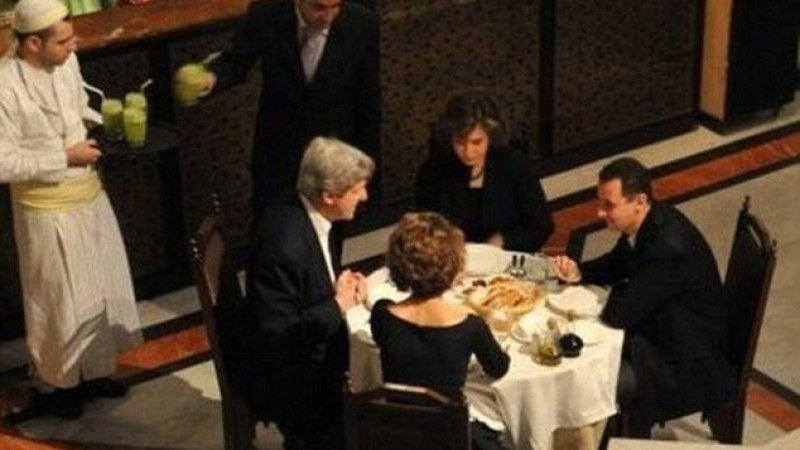 Кери на задушевна вечеря със &quot;сирийския Хитлер&quot;: Снимката, която държавният секретар на САЩ не иска да вижда