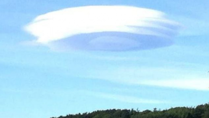 Времето ще бъде необяснимо: НЛО-облаци надвиснаха над Шотландия (СНИМКИ)