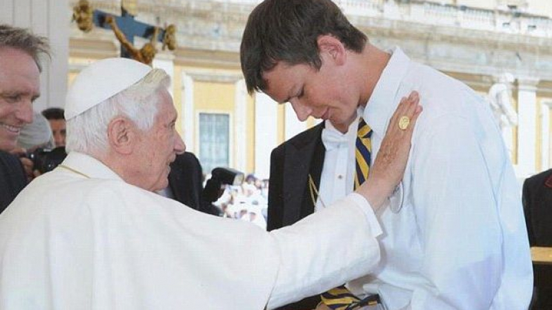 Благословия на папа Бенедикт XVI победила рака на младеж