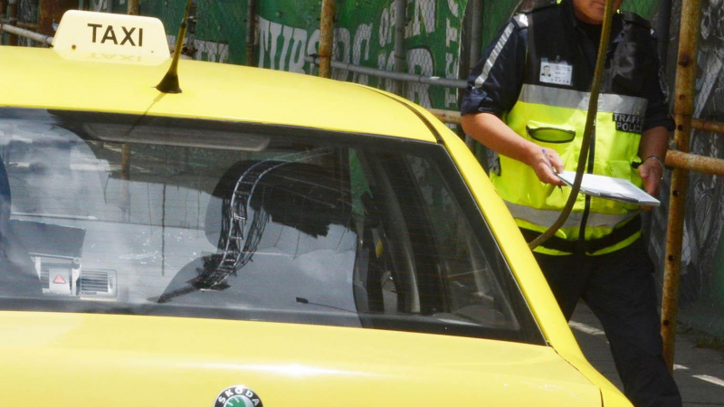 Таксиджия блъсна момче на пешеходна пътека 