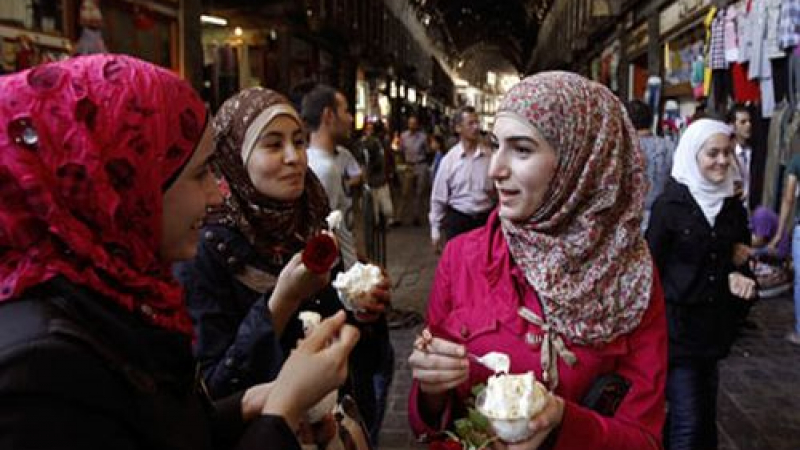 В сърцето на Дамаск: Мъжете си пият спокойно кафето, а жените бутат колички с деца  