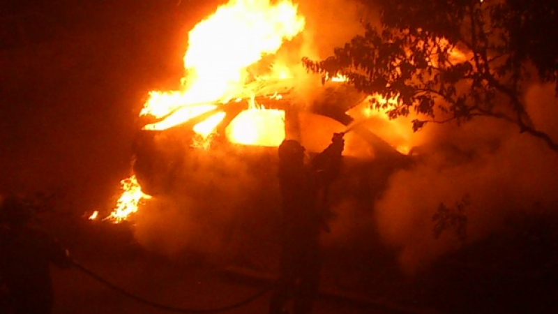 Кола се блъсна в стълб и избухна в пламъци до Семинарията